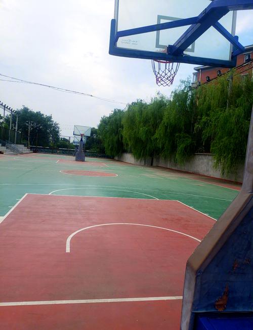 室外篮球场地面一般做的什么材料 室外篮球场地面一般做的什么材料