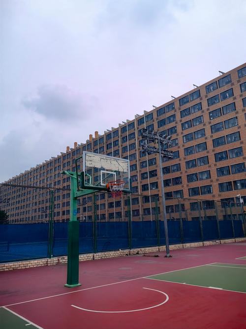 室外篮球场地面一般做的什么材料 室外篮球场地面一般做的什么材料